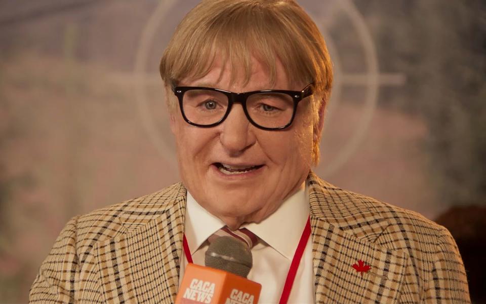 Der kanadische Reporter Ken Scarborough (Mike Myers) begibt sich für seine Recherchen in Lebensgefahr. (Bild: Netflix)