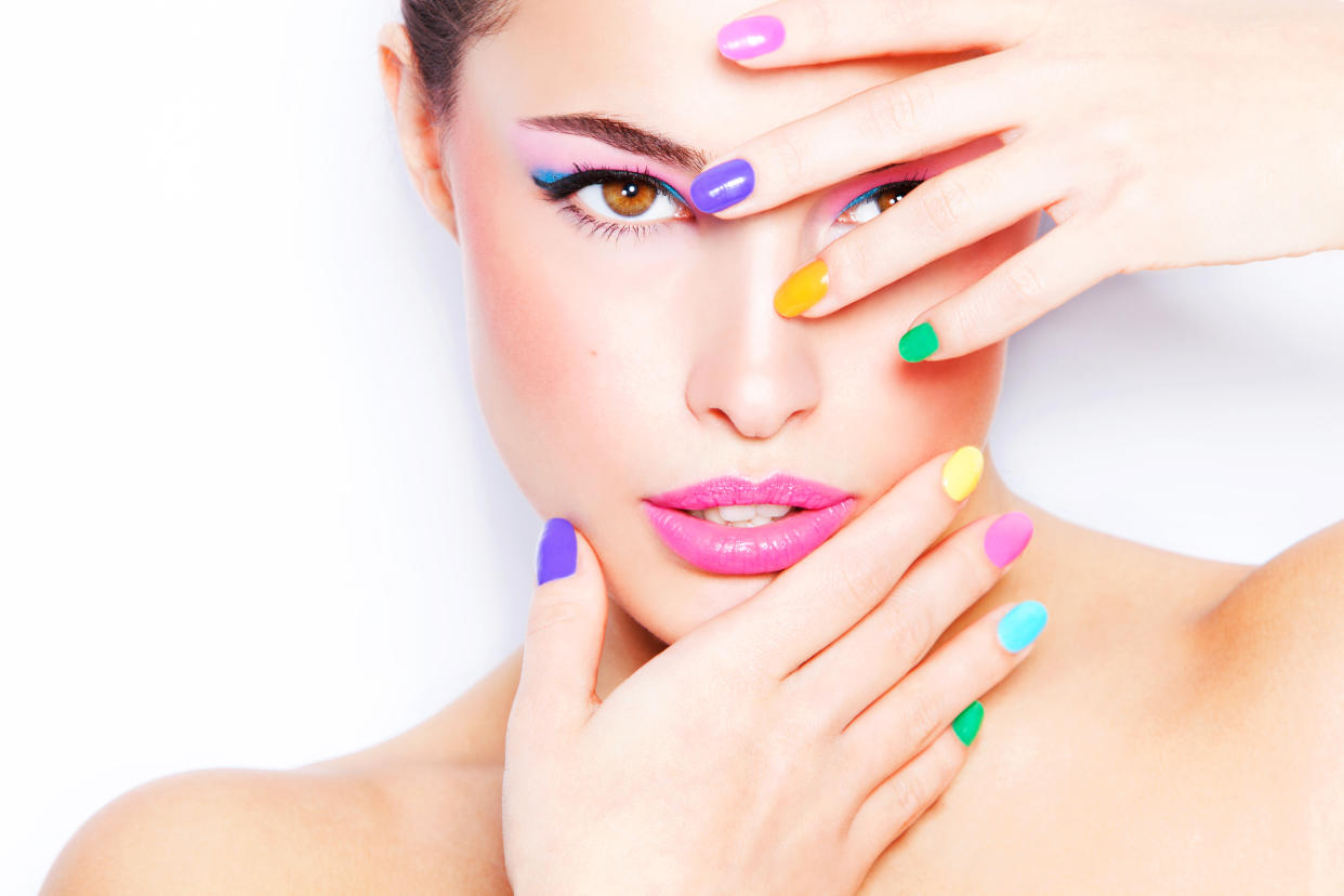 Hazte las uñas como con una profesional con estos colores de primavera. Foto: Getty Images. 