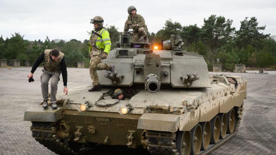 ukrainian army volunteers are trained on challenger tanks