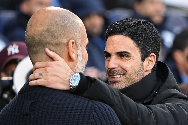 El saludo entre el maestro y su discípulo; desde que son técnicos rivales, Guardiola le ganó Arteta siete de ocho encuentros