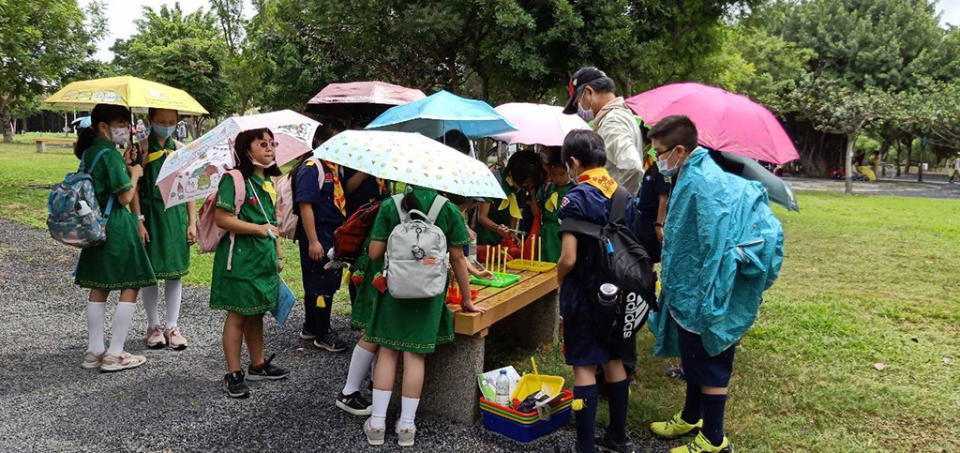 藉由小隊徽章與榮譽制度等增進孩子童軍知能。