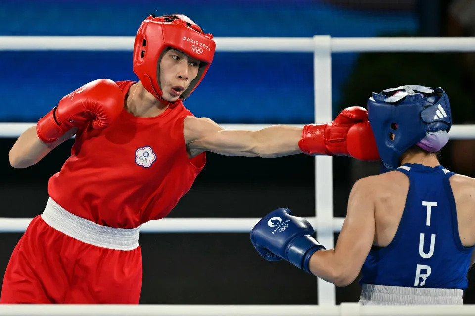 林郁婷與土耳其女將Esra Yıldız激戰3回合，最終以5比0勝出。(Photo by MOHD RASFAN / AFP) (Photo by MOHD RASFAN/AFP via Getty Images)