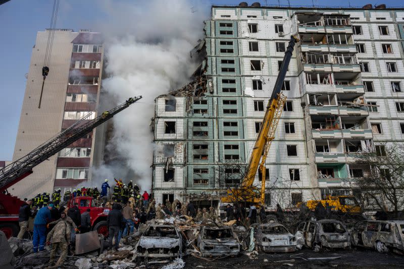 ▲俄羅斯28日針對烏克蘭首都基輔與中、南部多個城市發動空襲，據傳造成至少12人死亡。圖為烏曼（Uman）遭空襲過後，消防人員正在善後。（圖／美聯社／達志影像）