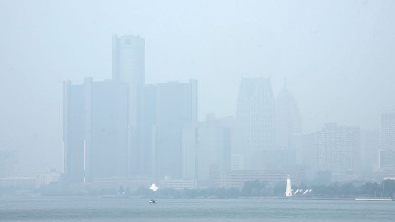Smoke fills the sky reducing visibility on June 28, 2023, in Detroit, Michigan. - Photo: Paul Sancya (AP)