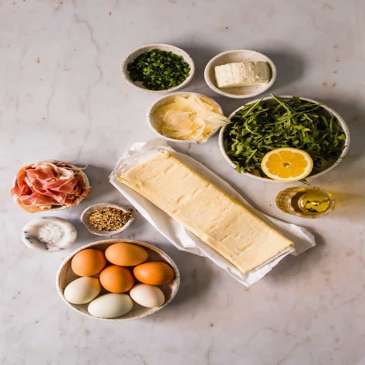 Ingredients for breakfast tart with prosciutto and arugula.