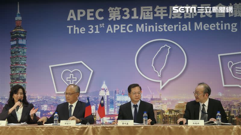 APEC雙部長會議會前記者會16日晩間將登場，行政院經貿談判辦公室總談判代表鄧振中，國發會主任委員龔明鑫兩位部長代表出席行前記者會。（圖／記者盧素梅攝影）