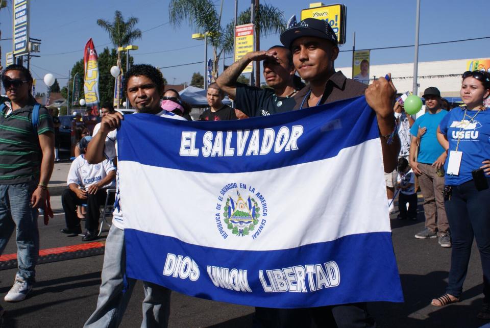 La comunidad salvadoreña utiliza esta fecha para lucir sus colores patrios plasmados