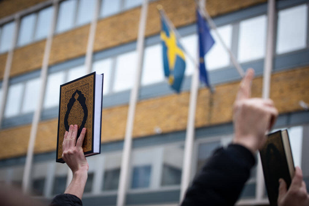 Des manifestants protestant après un autodafé du Coran en Suède, à Londres en Angleterre, le 28 janvier 2023.