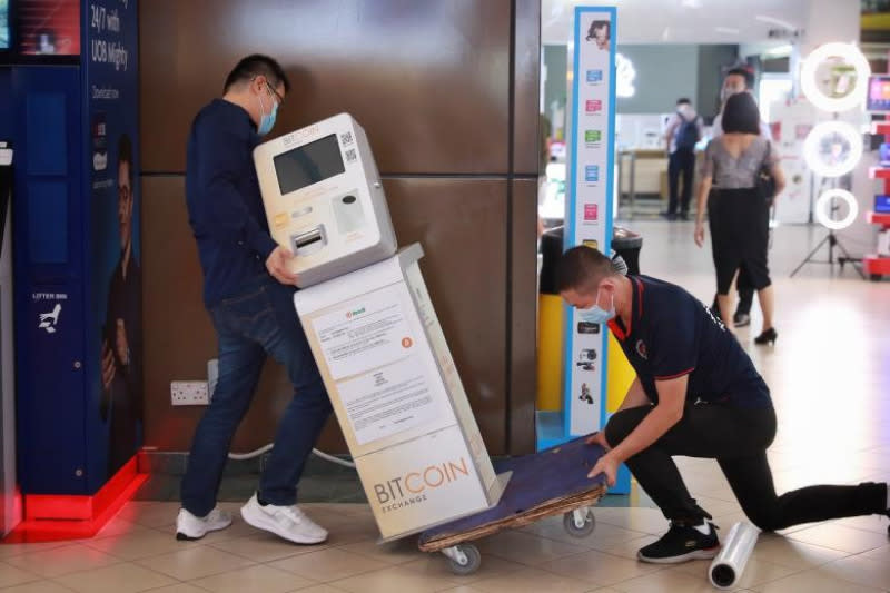 A Bitcoin ATM machine was removed on Tuesday in Singapore – Source: <a href="https://www.straitstimes.com/business/companies-markets/crypto-atm-operators-in-spore-cease-services-in-compliance-with-mas-new-guidelines" rel="nofollow noopener" target="_blank" data-ylk="slk:The Straits Times;elm:context_link;itc:0;sec:content-canvas" class="link ">The Straits Times</a>