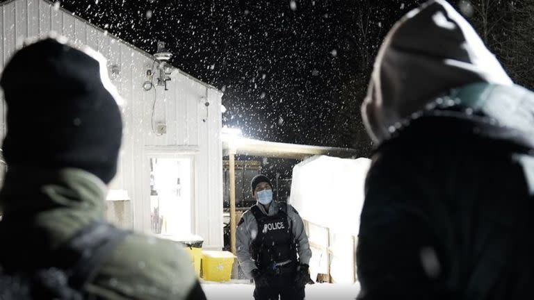 Tras cruzar la frontera, los inmigrantes son detenidos por la policía