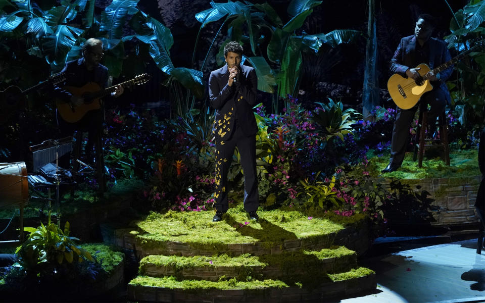 Sebastián Yatra canta "Dos oruguitas" de "Encanto" en la ceremonia de los premios Oscar el domingo 27 de marzo de 2022 en el Teatro Dolby en Los Ángeles. (Foto AP/Chris Pizzello)