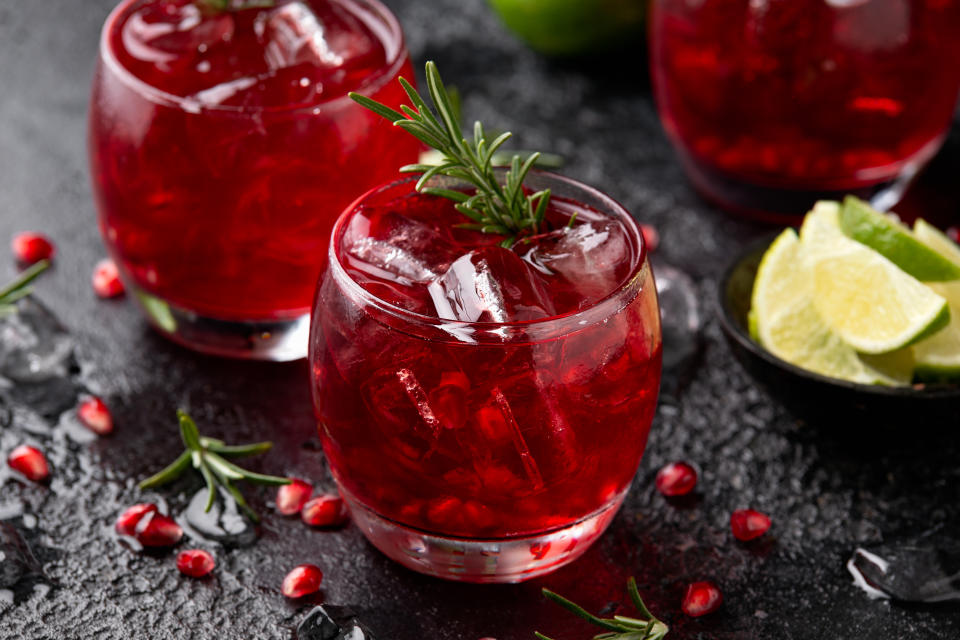 Aus der Silvester-Glücksfrucht Granatapfel lassen sich viele Cocktails zaubern. (Foto: Getty Images)