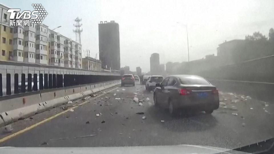 行車視線瞬間布滿沙塵，氣爆後不少碎石灑落橋面。（圖／達志影像路透社）