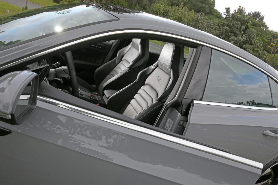 Nappa Carbon碳纖維紋真皮跑車座椅造型質感不俗，包覆性與舒適性表現也都在水準之上。