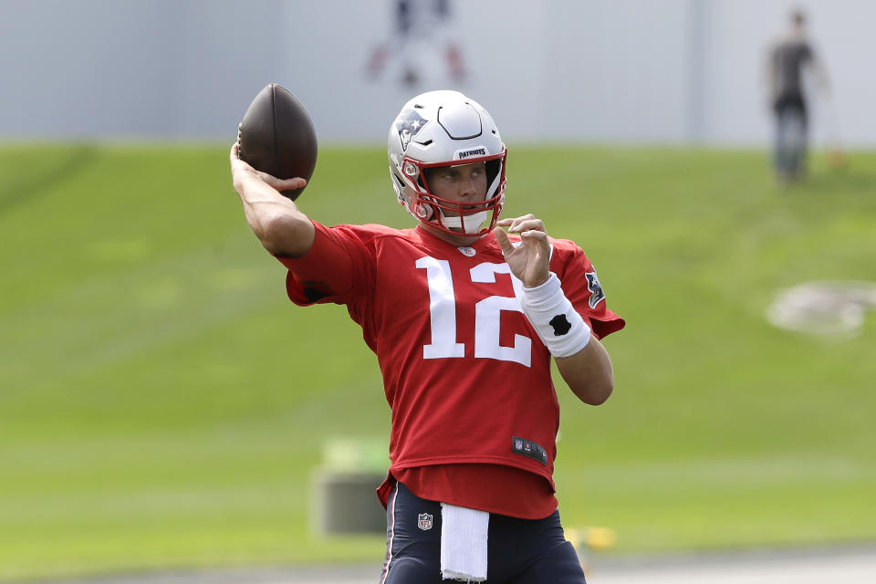 New England Patriots quarterback Tom Brady invited Antonio Brown to stay with him while the receiver gets settled in Massachusetts. (AP)