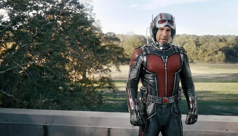 <p><span>Ant-Man besitzt wie Iron Man keine eigenen Superkräfte, sondern nur einen Anzug, der ihn schrumpfen lässt. Dadurch bieten sich zahlreiche Möglichkeiten, die als erster der Erfinder Hank Pym nutzte und später dann auch seine Nachfolger im Ameisenkostüm.</span> (Foto: ddp) </p>
