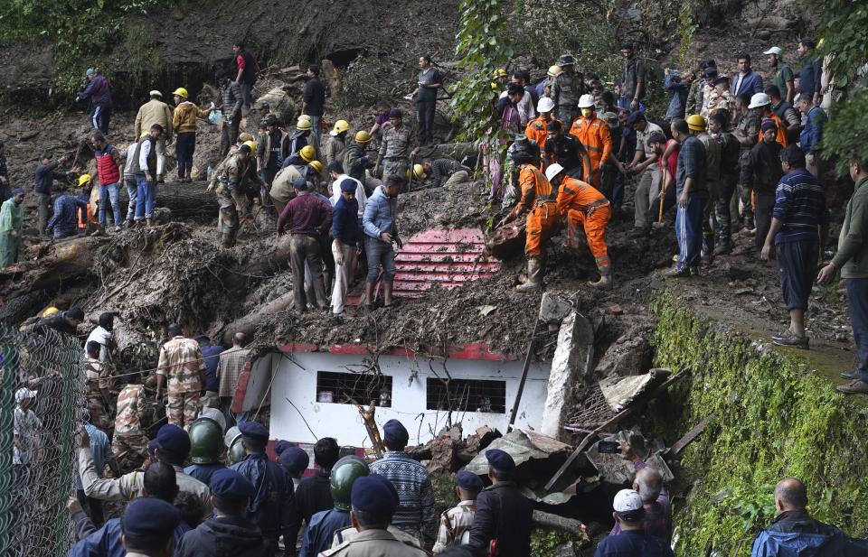 ARCHIVO - Rescatistas retiran lodo y escombros mientras buscan a personas atrapadas por un alud de tierra cerca de un templo en las afueras de Shimla, en el estado de Himachal Pradesh, el 14 de agosto de 2023. (AP Foto/ Pradeep Kumar, Archivo)