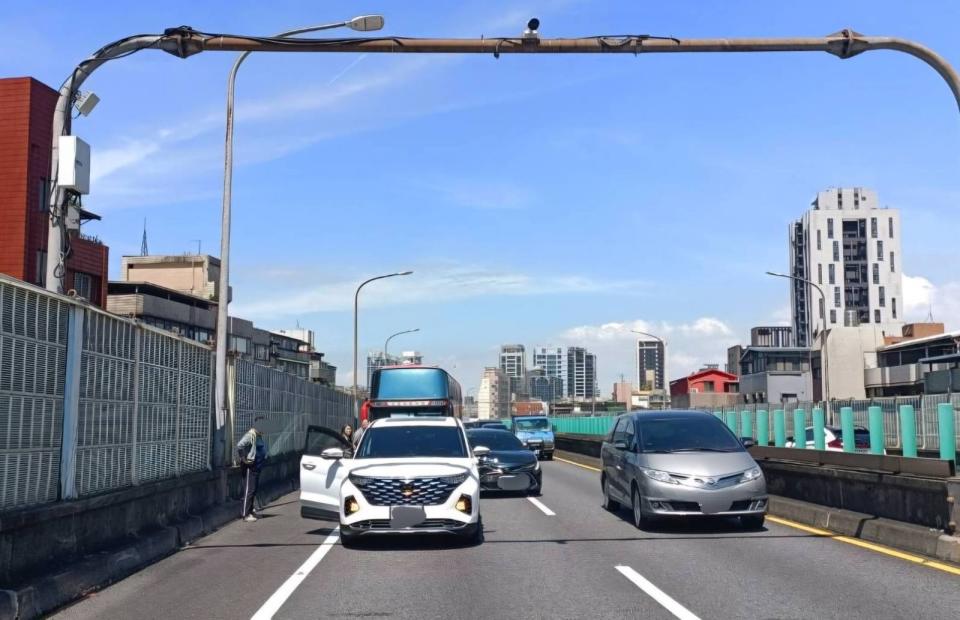 顏若芳遭撞後再推撞前方白色轎車，導致愛車慘夾在2車間受損嚴重。（翻攝畫面）