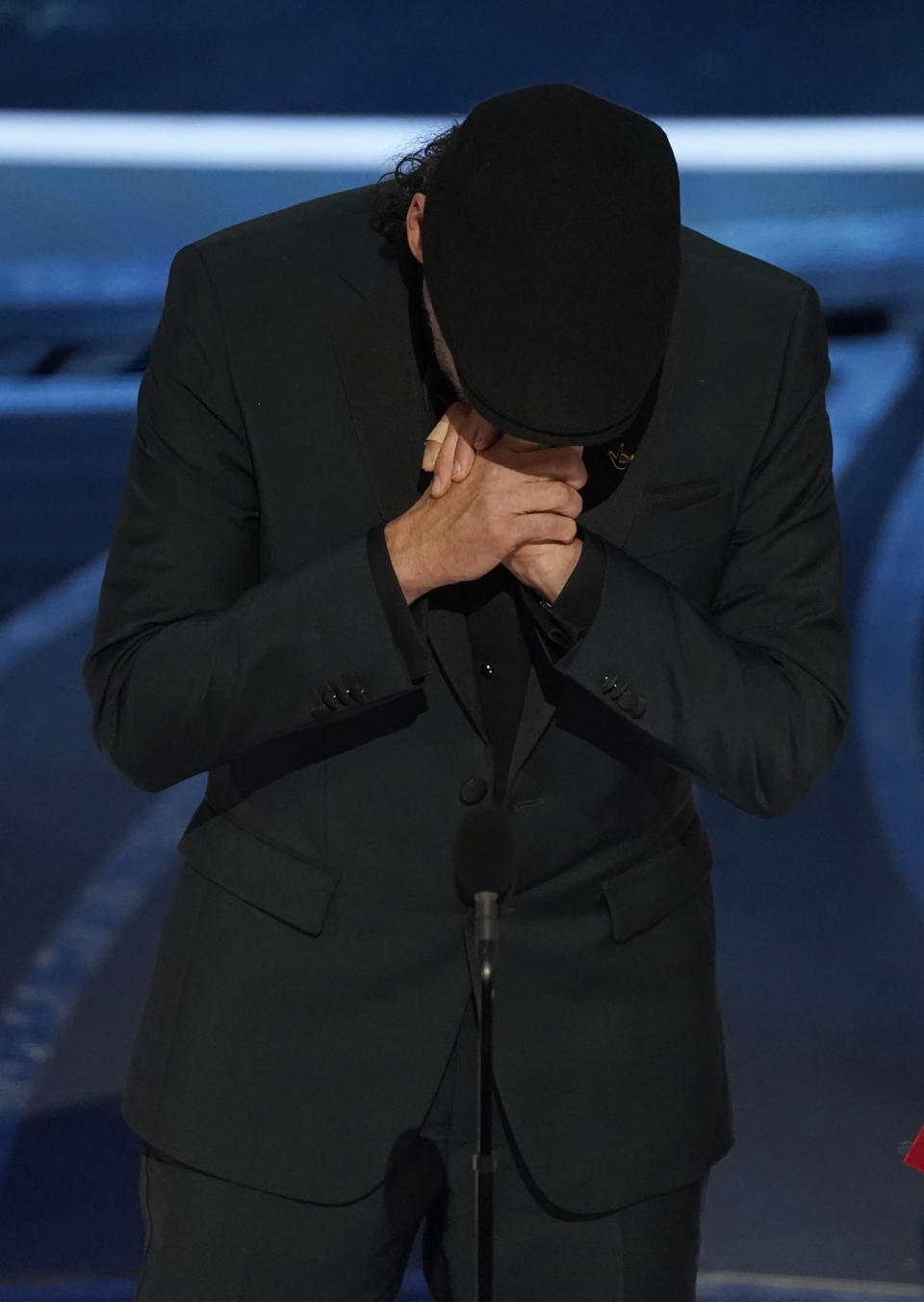 Troy Kotsur recibe el Oscar al mejor actor de reparto, por "CODA", el domingo 27 de marzo de 2022 en el Teatro Dolby en Los Ángeles. (Foto AP/Chris Pizzello)