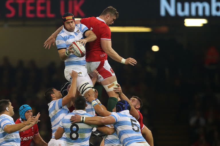 Matías Alemanno gana un line-out en el Millennium, de Cardiff, donde el seleccionado argentino involucionó respecto al triunfo sobre Inglaterra.