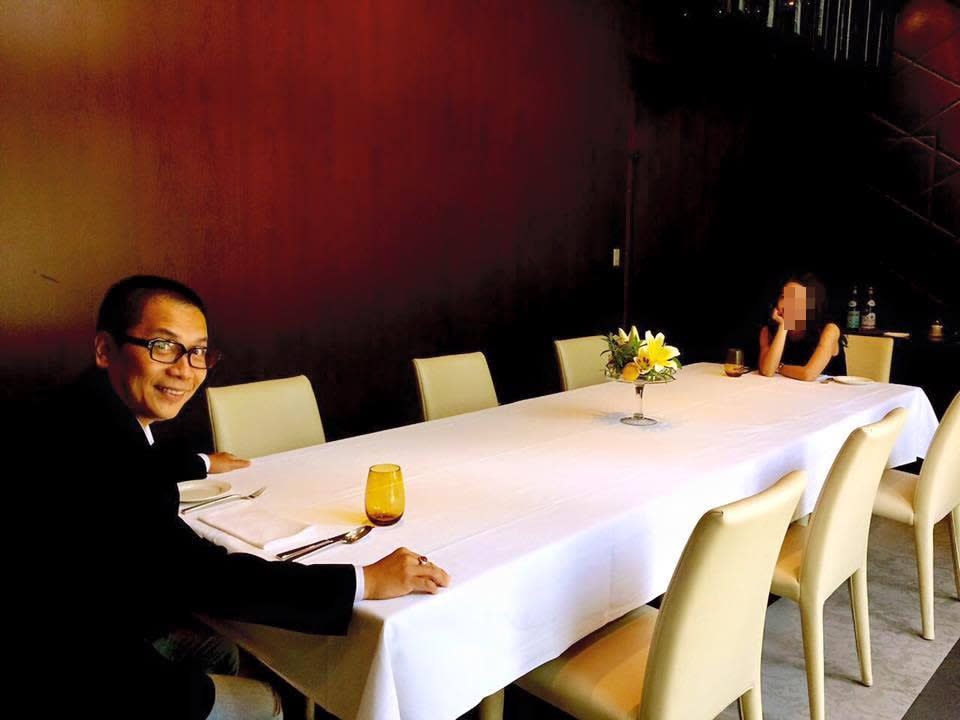 許傑輝與女性同桌吃飯，卻開玩笑「跟年輕美眉約會^_^被老婆拍到」。（圖／翻攝自許傑輝臉書）