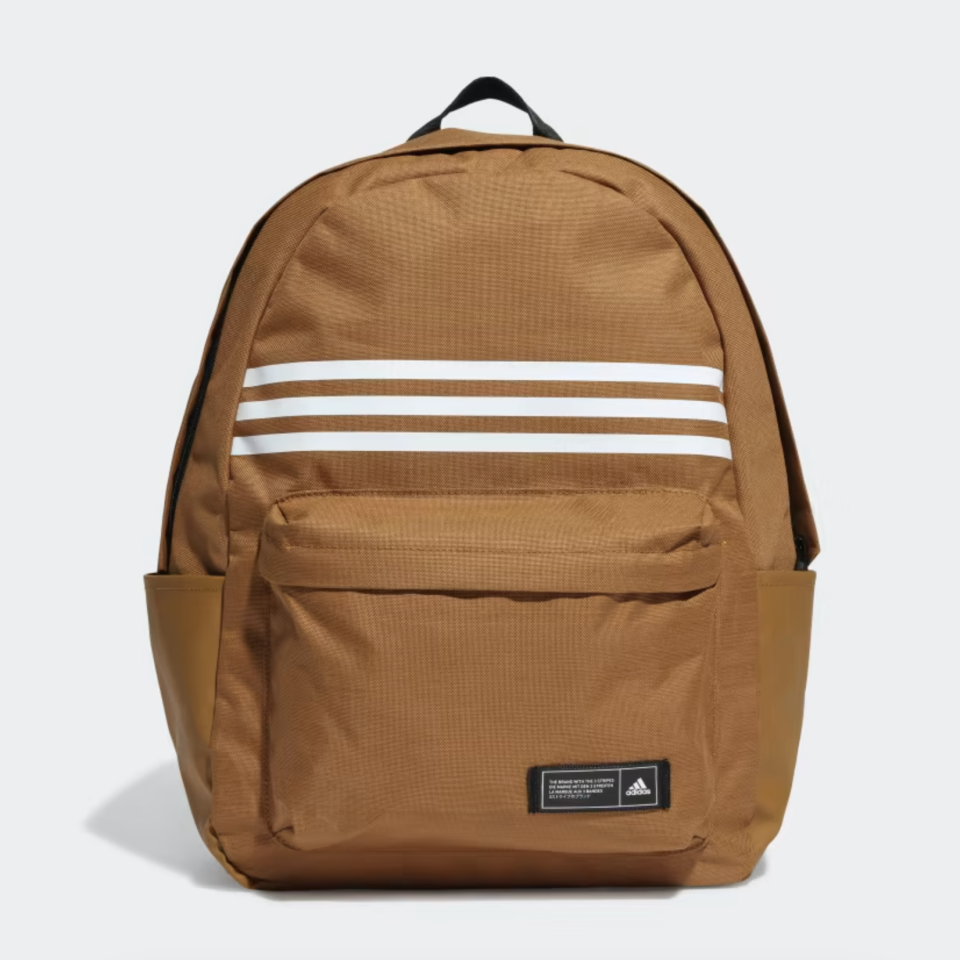 Mochila clásica con 3 rayas horizontales.  Imagen vía Adidas.