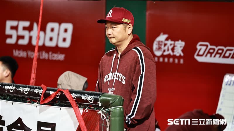 味全龍拿下中華職棒34年總冠軍，樂天桃猿總教練曾豪駒在場邊看著龍隊慶祝。（圖／記者劉彥池攝影）