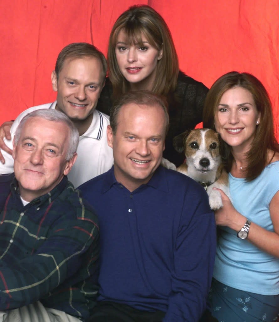 Original “Frasier” Cast. Pictured: (L-R) Actors David Hyde Pierce As Dr. Niles Crane, Jane Leeves As Daphne Moon, John Mahoney As Martin Crane, Kelsey Grammer As Dr. Frasier Crane, Moose (Dog) As Eddie, And Peri Gilpin As Roz Doyle. (Photo By Getty Images)