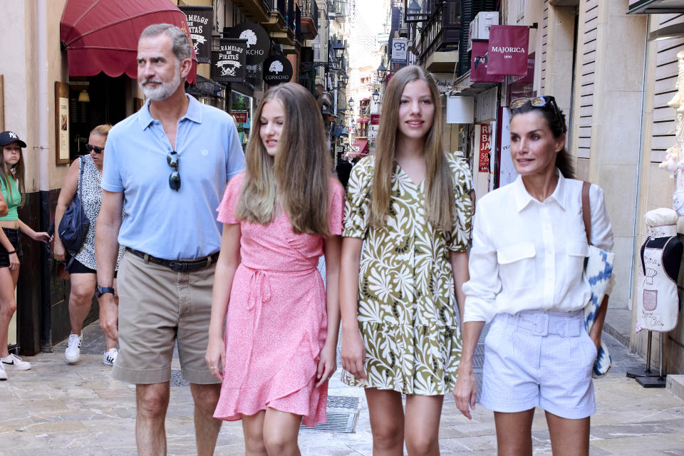 PALMA DE MALLORCA, SPAIN - AUGUST 10: (L-R) King Felipe VI of Spain, Crown Princess Leonor of Spain, Princess Sofia of Spain and Queen Letizia of Spain are seen walking through the city center during their vacations on August 10, 2022 in Palma de Mallorca, Spain. (Photo by Carlos Alvarez/Getty Images)