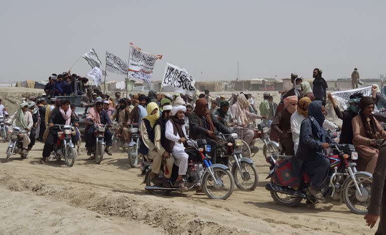 Festejos de los simpatizantes de los talibanes tras la toma de la ciudad fronteriza afgana de Spin Boldaka frente a la ciudad de Chaman, Paquistán