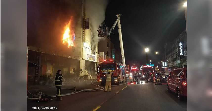 彰化喬友大樓深夜傳火警，警消漏夜搶救。（圖／報系資料照）