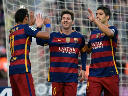 Los jugadores del Barcelona Neymar (I) y Luis Suárez (D) celebran un gol del argentino Lionel Messi (C) ante el Granada, el 9 de enero de 2016, en el Camp Nou, en Barcelona (AFP | LLUIS GENE)
