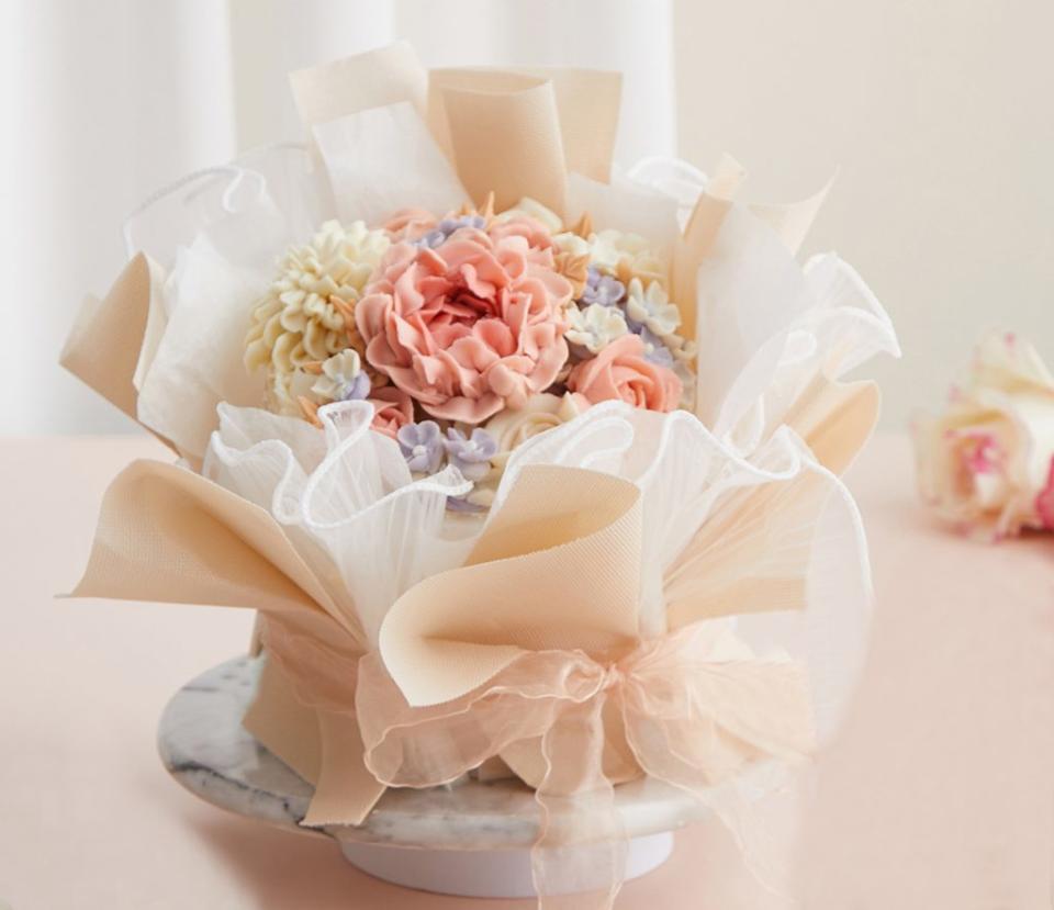 花漾蛋糕靈感來自於韓式裱花蛋糕，外觀就像鮮花花束般真實。（記者羅玉如攝）