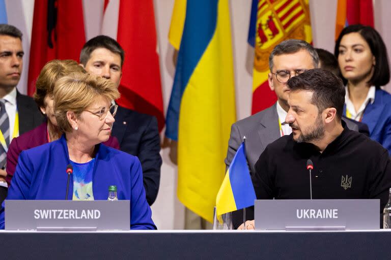 La presidenta federal suiza, Viola Amherd, y el presidente de Ucrania, Volodimir Zelensky, asisten a la sesión plenaria de la Cumbre sobre la paz en Ucrania, en el lujoso complejo de Burgenstock