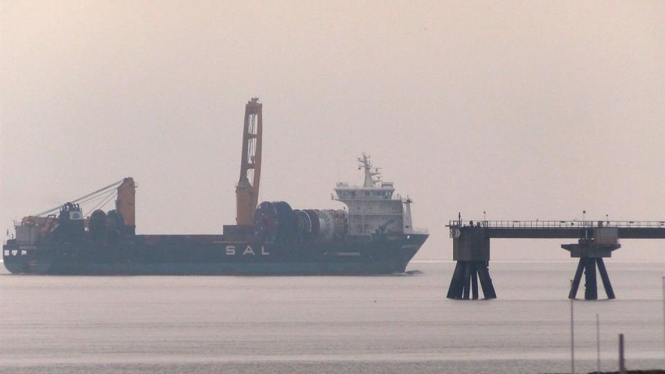 Das Containerschiff "Amoenitas" in deutschen Gewässern auf dem Weg zu seinem Zielhafen in Wilhelmshaven.