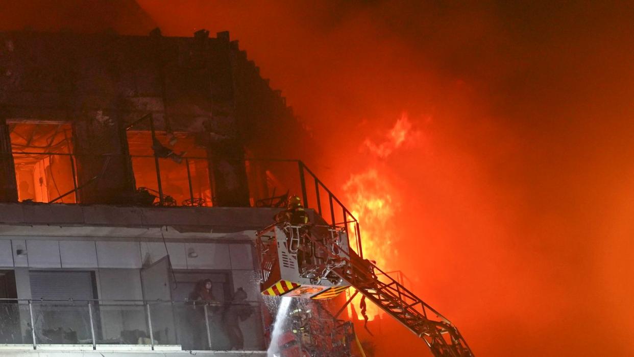 Ein Großbrand zerstört einen kompletten Wohnblock in Valencia. (Bild: dpa)