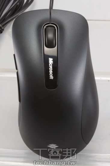▲微軟 舒適滑鼠6000 的外型設計，一眼就能看出為右手使用滑鼠。