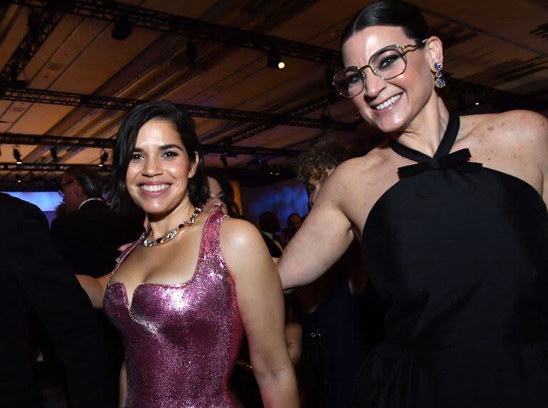 America Ferrera disfrutó de la fiesta posterior a los Oscar luego perder en su categoría: mejor actriz de reparto. Ferrera estaba nominada por su papel de Gloria, en el film Barbie. En la foto, todavía con el impresionante vestido rosa que Versace creó con tejido metálico y que llevó más de 400 horas de trabajo