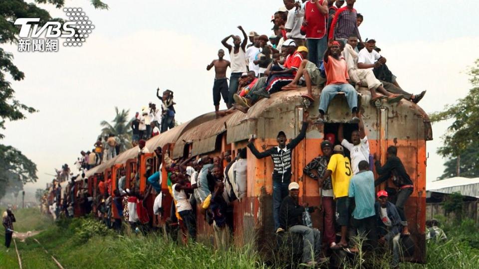 民眾違規搭乘貨運列車的畫面在民主剛果其實並不罕見。（示意圖／達志影像路透社）