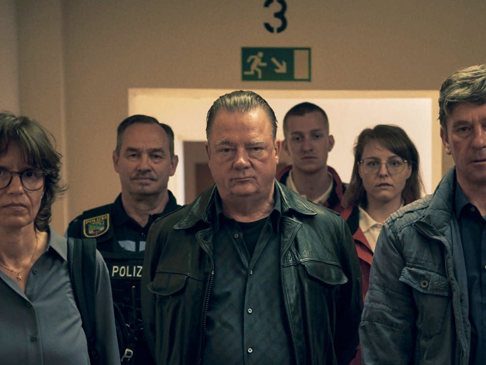 "Polizeiruf 110: Der Dicke liebt": Die Kommissare Koitzsch (Mi.) und Lehmann (r.) bei Ermittlungsarbeiten an der Schule des verschwundenen Mädchens. (Bild:  MDR/filmpool fiction/Felix Abraham)