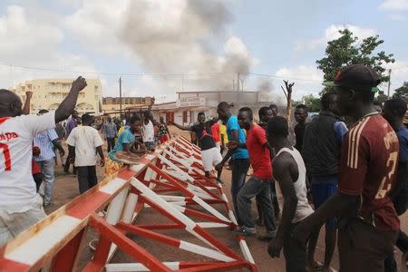 Anti-coup protesters erect a barricade in Ouagadougou, Burkina Faso, September 19, 2015. REUTERS/Joe Penney