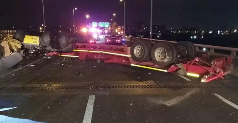 槽罐車疑失控卡在高架匝道上，現場僅留下車頭，駕駛連同氣體槽則從20多公尺高匝道掉落到下方空地身亡！（圖片來源：彰化消防局提供)