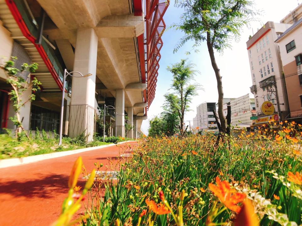 ▲台中鐵路高架化後，將原有鐵道空間綠美化，設置自行車道、人行道。(圖／信義房屋提供)