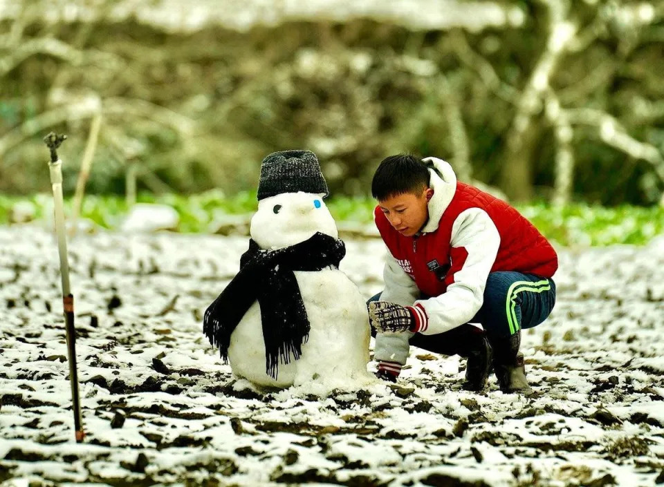 《哈勇家》拍攝期間巧遇天降瑞雪，電影畫面在雪花的加持下更增添氣氛。（海鵬提供）