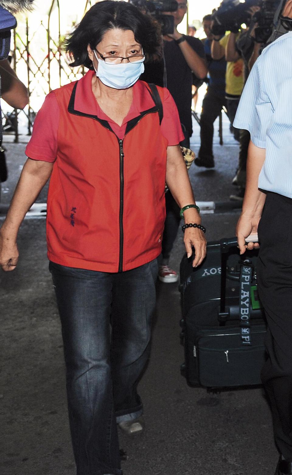 林益世在2012年7月遭收押後，林母沈若蘭（圖）帶著行李箱，將泡過水的1,800萬元贓款交給特偵組。（聯合知識庫）