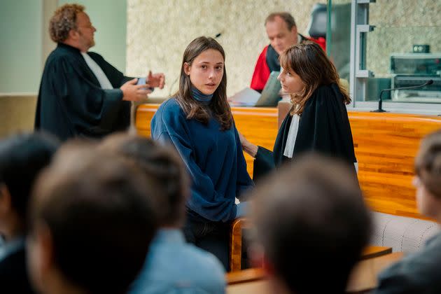 Suzanne Jouannet (Mila) et Judith Chemla (son avocate) lors de la scène du procès.  (Photo: Copyright Jérôme Prébois / 2021 CURIOSA FILMS – FILMS SOUS INFLUENCE - GAUMONT – FRANCE 2 CINÉMA)