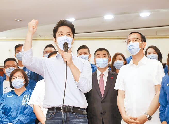 國民黨台北市長參選人蔣萬安（左）20日出席台北市議會國民黨團餐敘時表示，他的團隊不斷在擴充中。圖右為國民黨主席朱立倫。（劉宗龍攝）