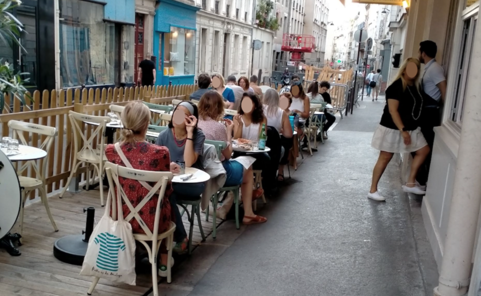 巴黎街頭常見木板型的擴建戶外座位。圖／Eva　提供