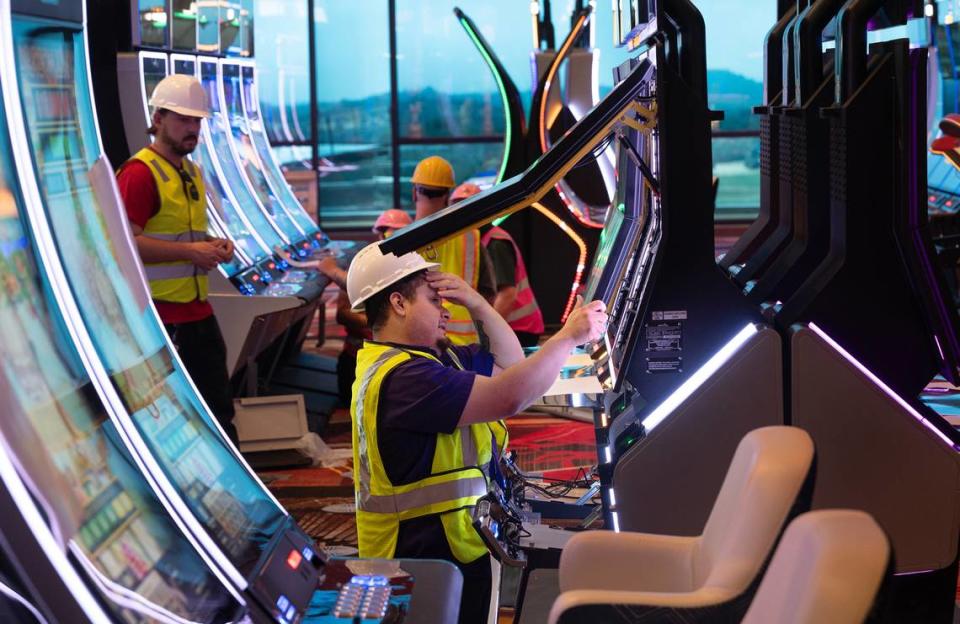 Técnicos trabajan en las máquinas de juego en el nuevo piso de juego en el Chicken Ranch Casino Resort, en Jamestown, California, el martes 2 de julio de 2024.