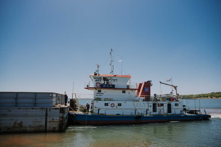 El buque empujador "Carolina" fue fletado por la APPSA, al no haber armador disponible para llegar hasta la capital misionera. El transporte fluvial argentino tiene un déficit de barcos y barcazas muy importante, destacan los especialistas.